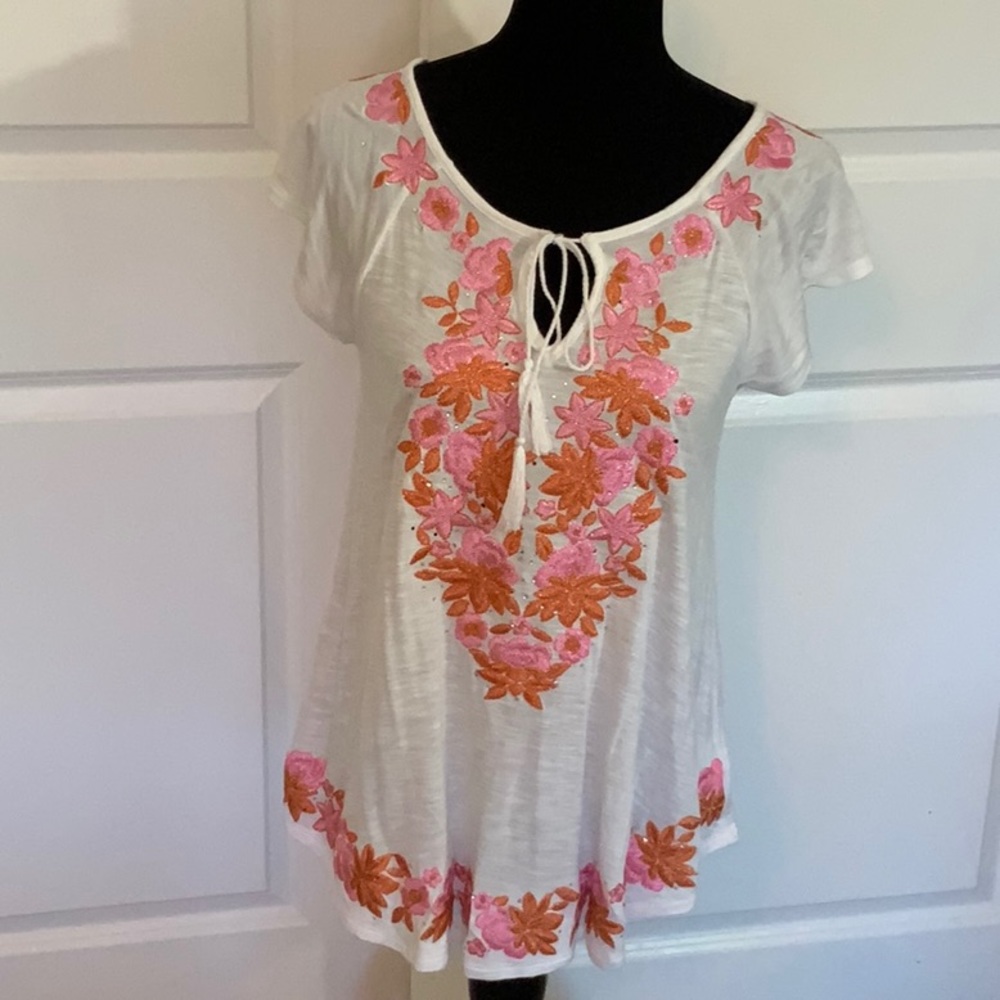 INC Fabulous White embroidered flowers